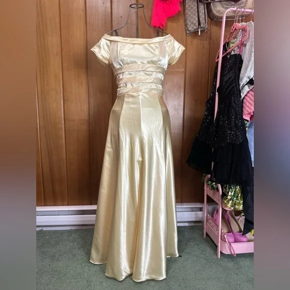 VINTAGE yellow gown, small - Picture 7 of 16